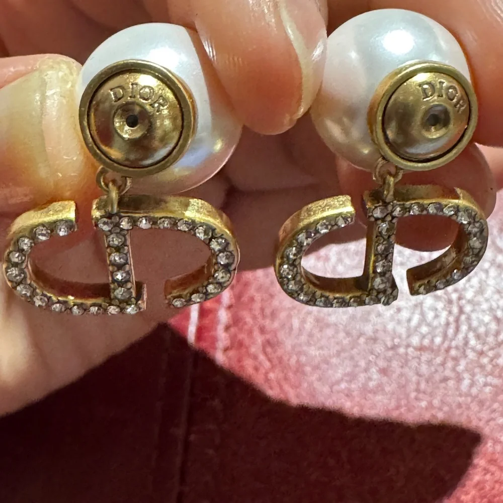Elegant Gold and White Pearl Earrings - Picture 3 of 3